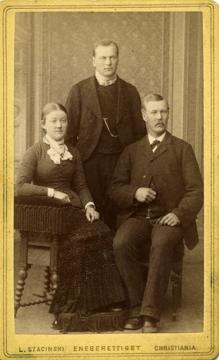 Søskena Tilla Steinarsdotter og Martin Steinarsson Jonsås, og søskenbarnet Anund H. Jonsås (bak)