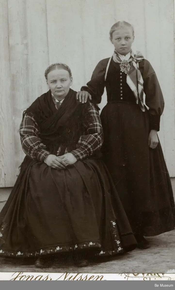 Portrettfoto av Mari Halvorsdotter Prestholt og Mari O. Prestholt