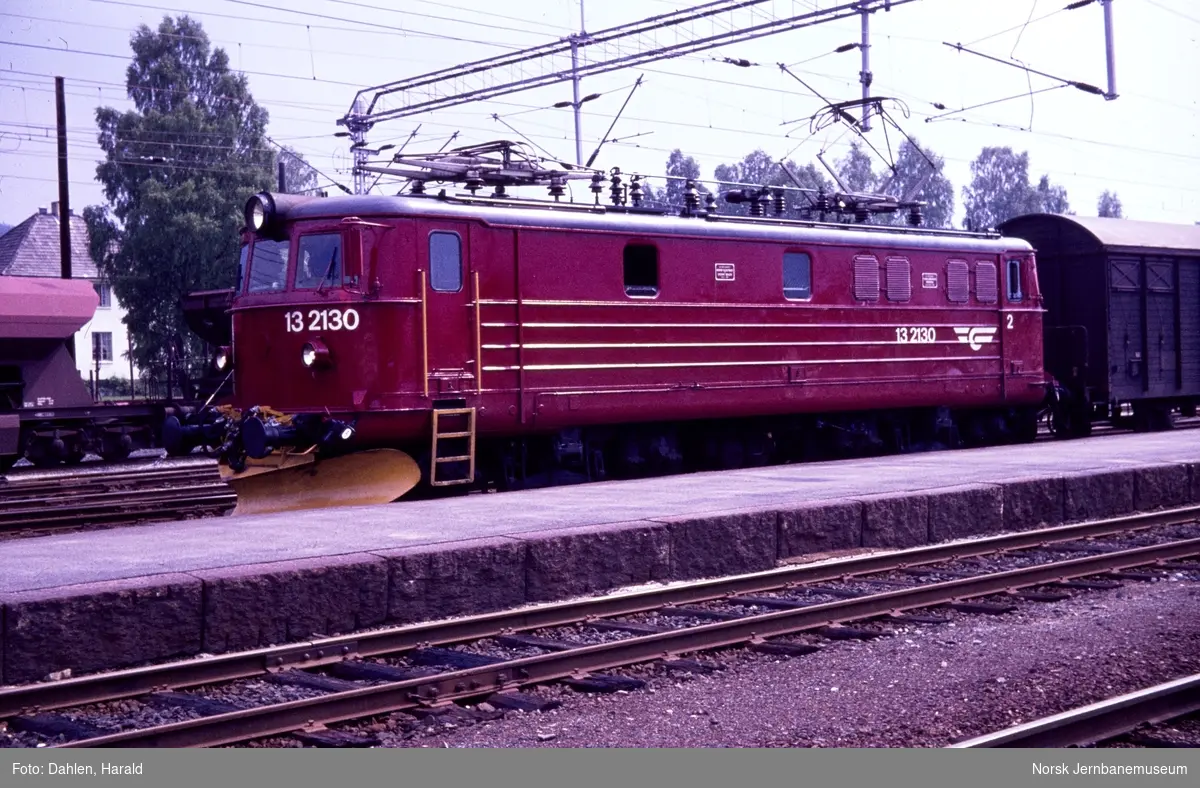 Elektrisk lokomotiv El 13 2130 på Kongsberg stasjon
