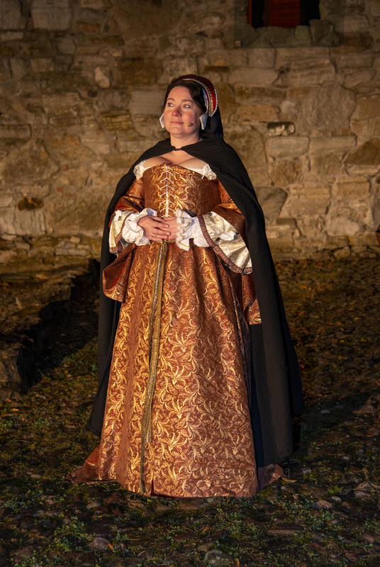 Jomfru Karine står i fint lys med den vakre kjolen og hodepynten sin.