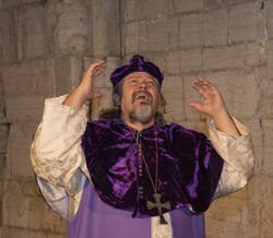Biskop Mogens løfter armene fortvilet. (Foto/Photo)