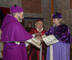 Erkebiskopen, kardinalen og Biskop Mogens legger hendene over hverandre i enighet. (Foto/Photo)