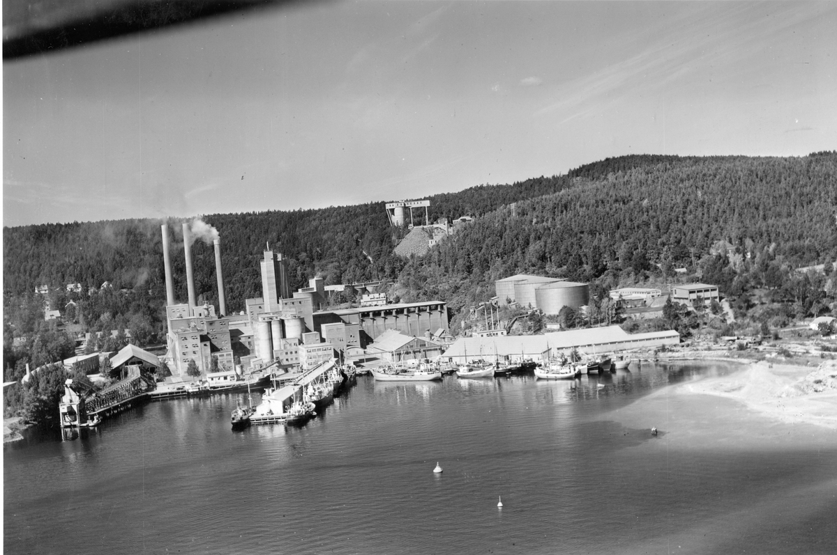 Flyfotoarkiv fra Fjellanger Widerøe AS, fra Porsgrunn Kommune. Dalen Portland Cementfabrik A/S, Brevik. Fotografert 08.08.1959. Fotograf J Kruse