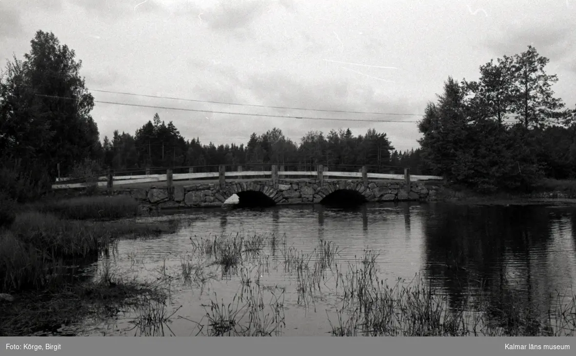 Bro över Vapenbäcksån vid Orranässjön, Sjöabro intill vägen Lenhovda-Orrefors-Nybro i Nybro kommun. Foto, intill riksväg 31. Nedströms från ostsydost.