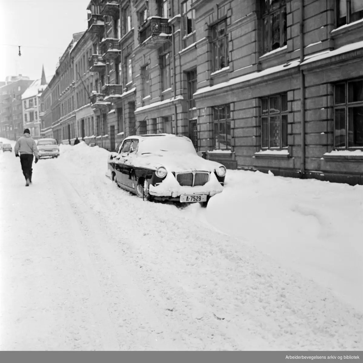 Parkert bil i snøfonn. Eilert Sundts gate. Desember 1962.