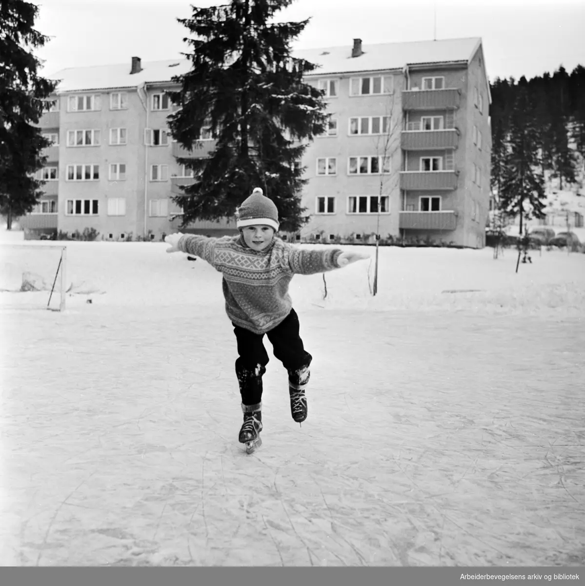 Esben Halvorsen prøver seg på skøytebanen. Årvoll, november 1962.