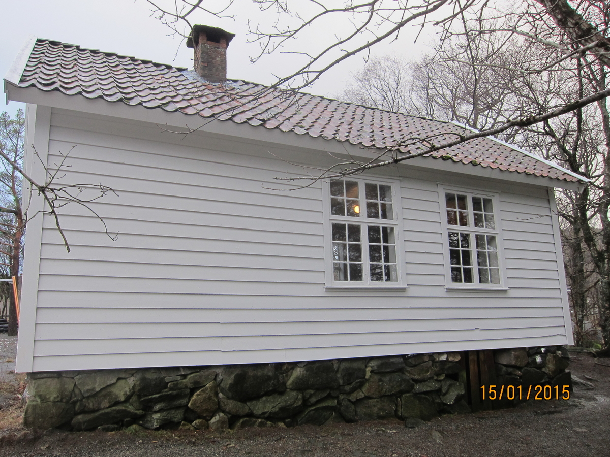 Ersland skole er oppført i 1864 som skolestue til Lie skolekrets og er en tømret en-etasjes skolebygning.