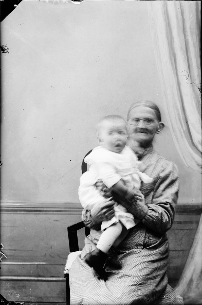 Ateljéporträtt - äldre kvinna och spädbarn, Alunda, Uppland