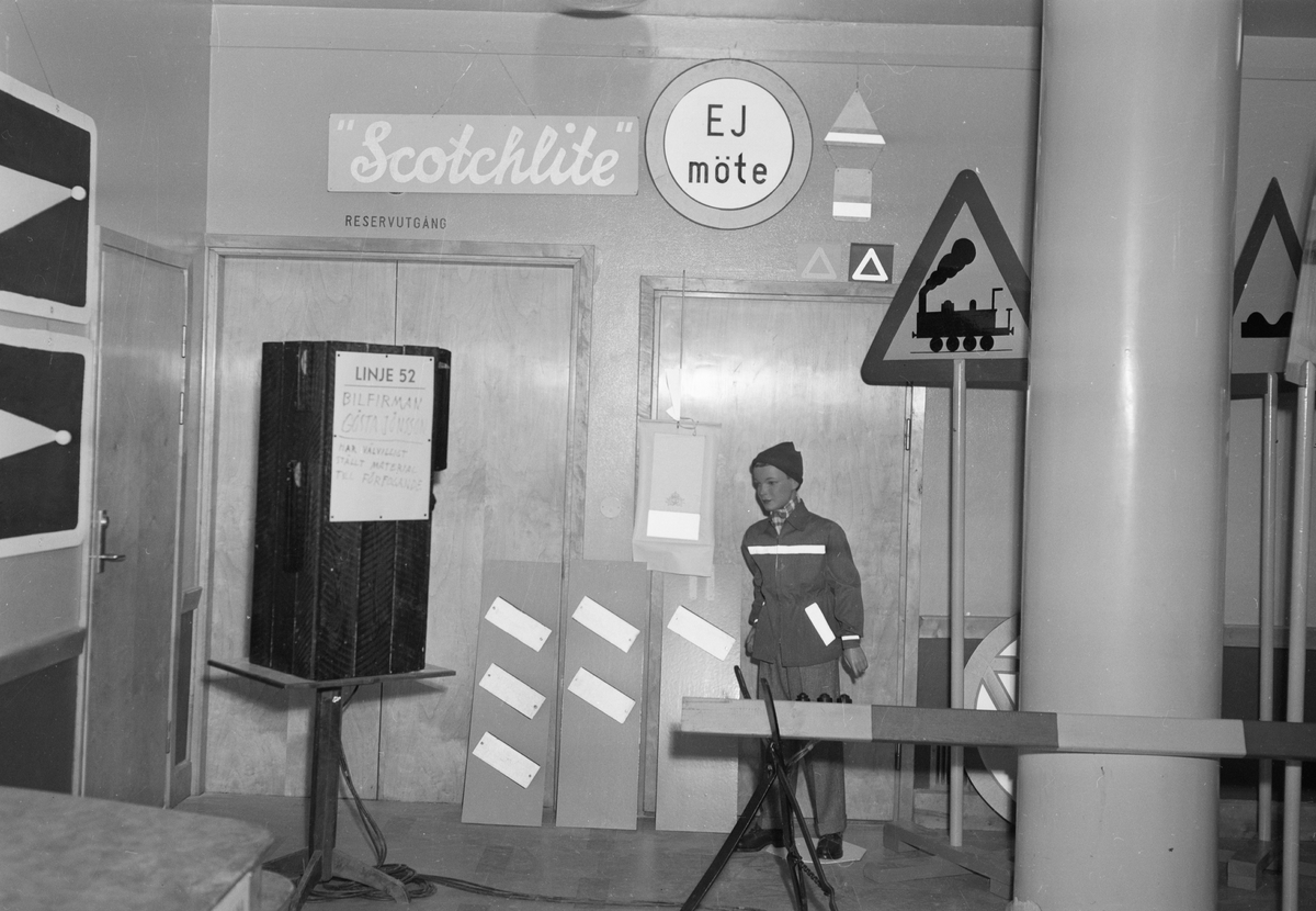 Utställning om linjetrafik - trafikmärken, Uppsala 1952