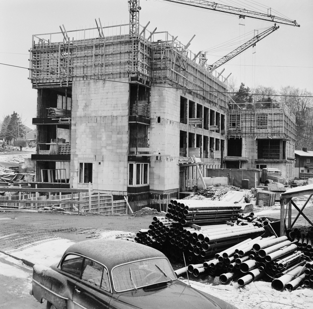 Akademiska sjukhuset - nya medicinska kliniken börjar skjuta i höjden, Uppsala, december 1960