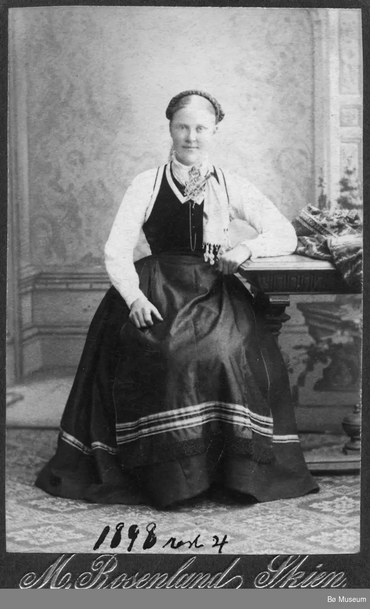 Atelierfoto av ukjent kvinne, tatt 1898