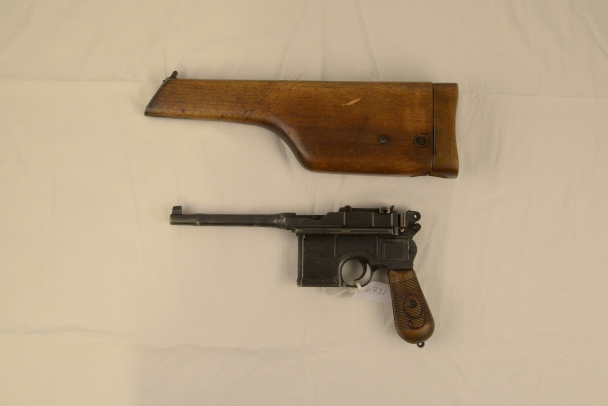 Pistol med futural i tre av typen Mauser C96