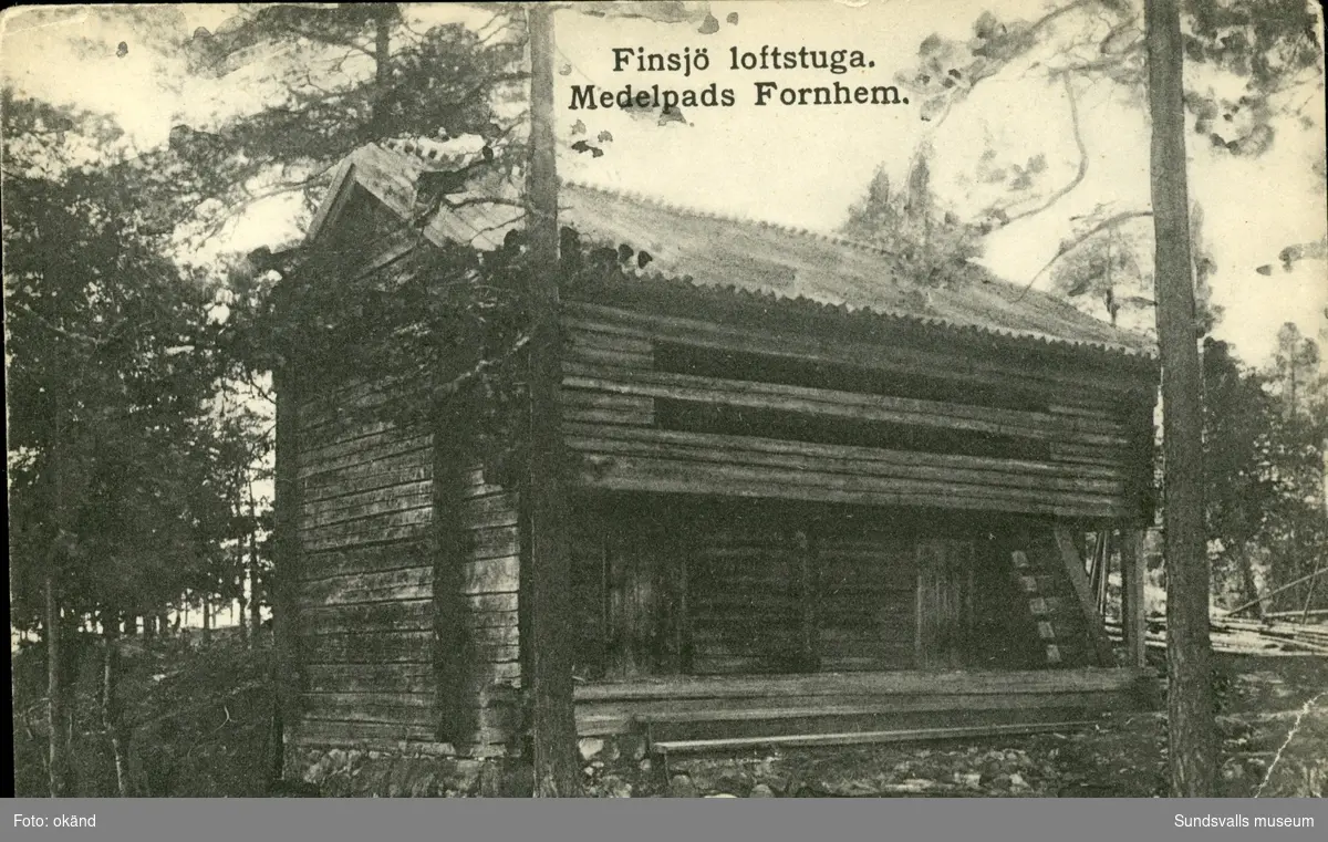 Vykort med motiv över Medelpads fornhem på Norra Stadsberget i Sundsvall med texten: Finsjö loftstuga.