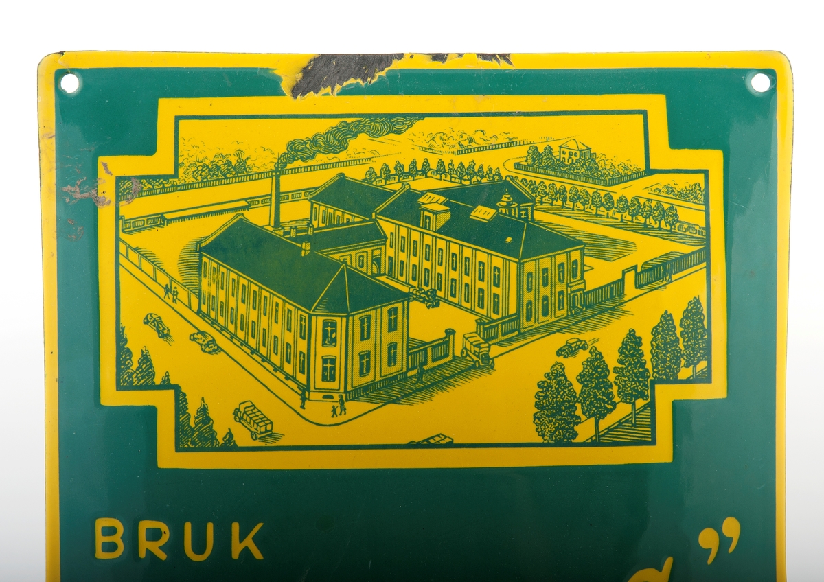 Malt metallskilt for markedsføring av Norrøna Skofabrik Hamar. Skiltet er grønt med gul reklametekst, ramme og bilde. Bilde illustrerer fabrikken i sitt bymiljø,  etter anlegget i Østbyen i Hamar.