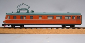 Modell i skala 1:50 av motorvagn YOa2A, X9A, drivenhet.
Orange med grågrönt tak.
Kallades i folkmun för Paprikatåget.