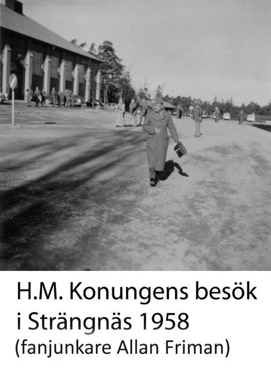 4. komp, juni 1958. 
H.M. Konungens besök vid regementet.
Fanjunkare Allan Friman på väg mot kanslihuset.