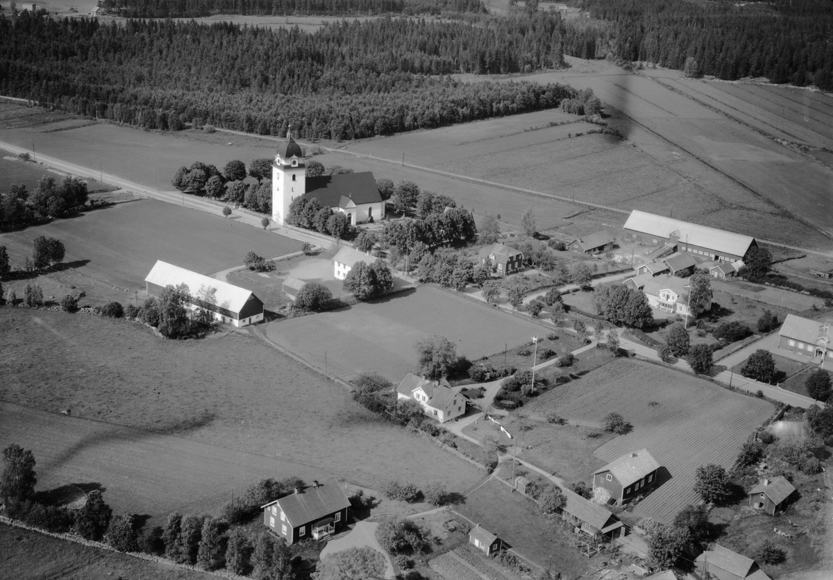 Flygfoto över Alseda i Vetlanda Kommun och på bilden ser man även Alseda Kyrka, Jönköpings län. Nr: 1021/1961