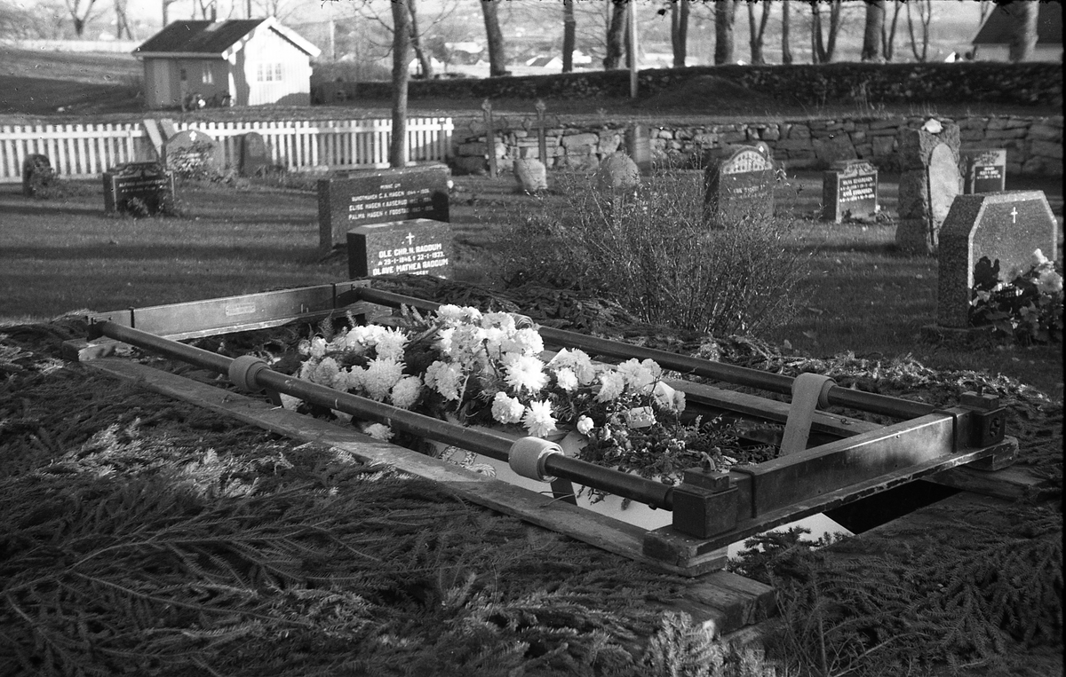 Tre bilder fra begravelse på Hoff kirkegård juli 1961. Muligens fra Peder Anton Gårderhagens begravelse.
