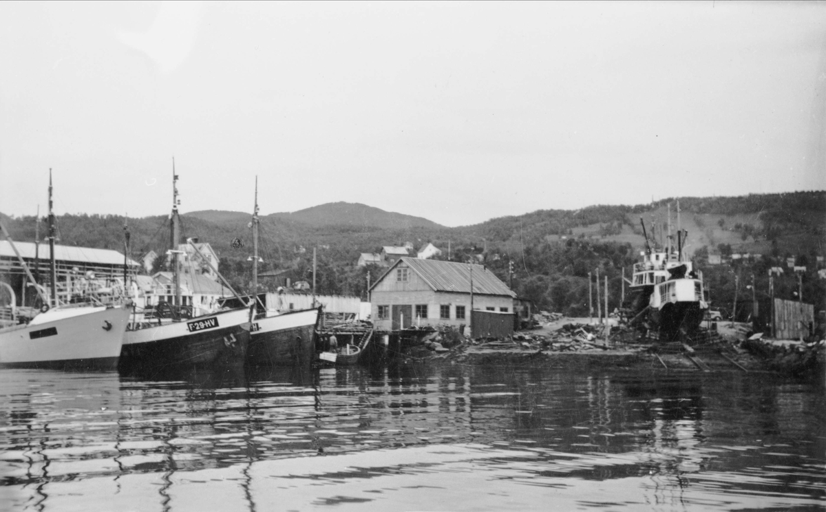 Båter utenfor Danielsens båtbyggeri. Fartøy på slipp til høyre.