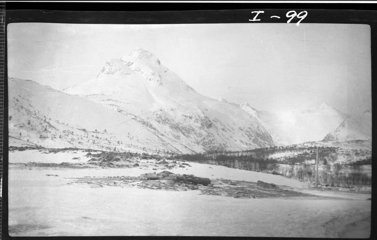 Fra Sneisa. Ca. 11 km vest for Lødingen. "Ved Svensgam dampskipsstoppedested". Bildet tatt i mars 1918.