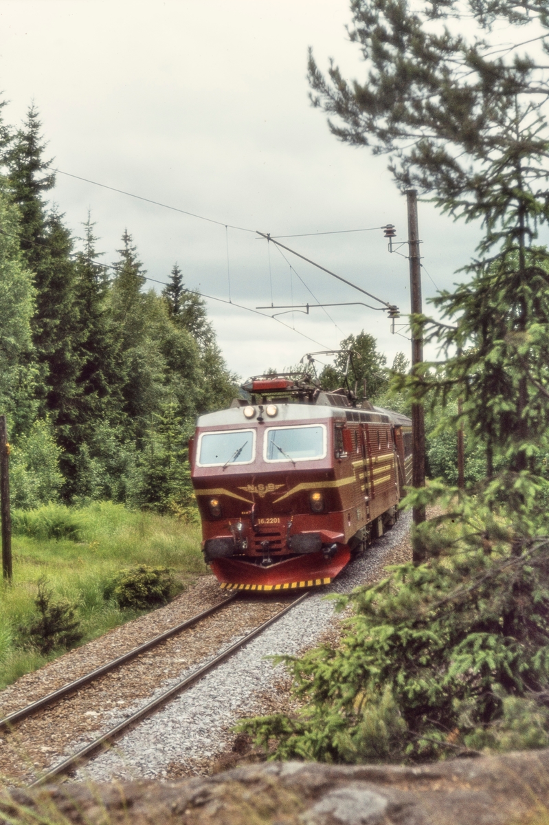 Elektrisk lokomotiv El 16 2201 med persontog mellom Kjelsås og Sandermosen