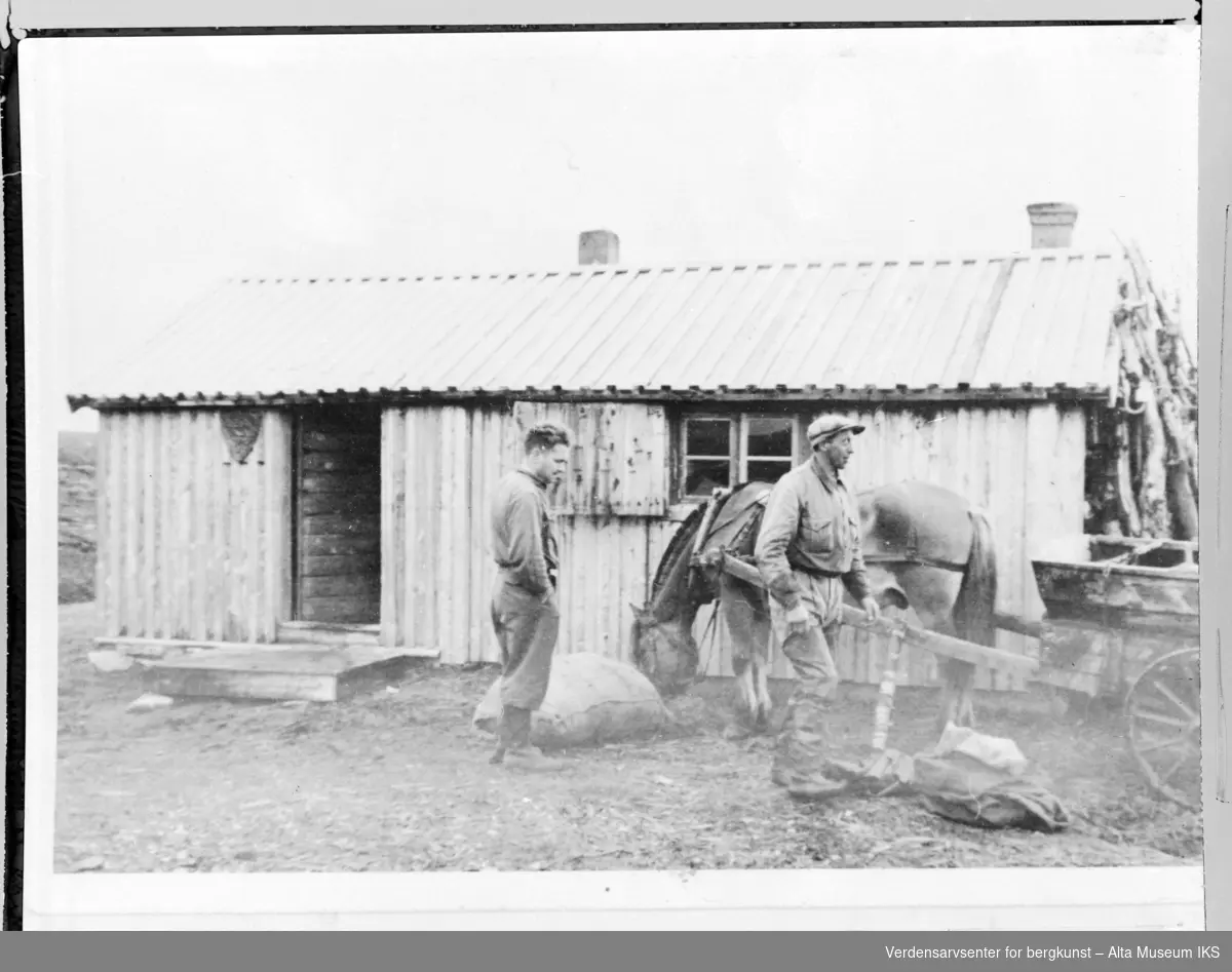 To menn med hest og vogn utfor en telegrafhytte.