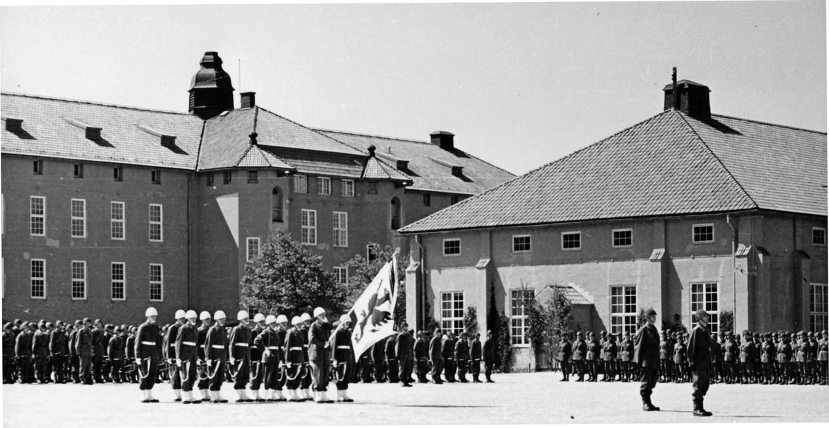Fanöverlämning den 7 juni 1958

Regementet uppställt med nya fanan -- redo att visiteras av HM Konungen.