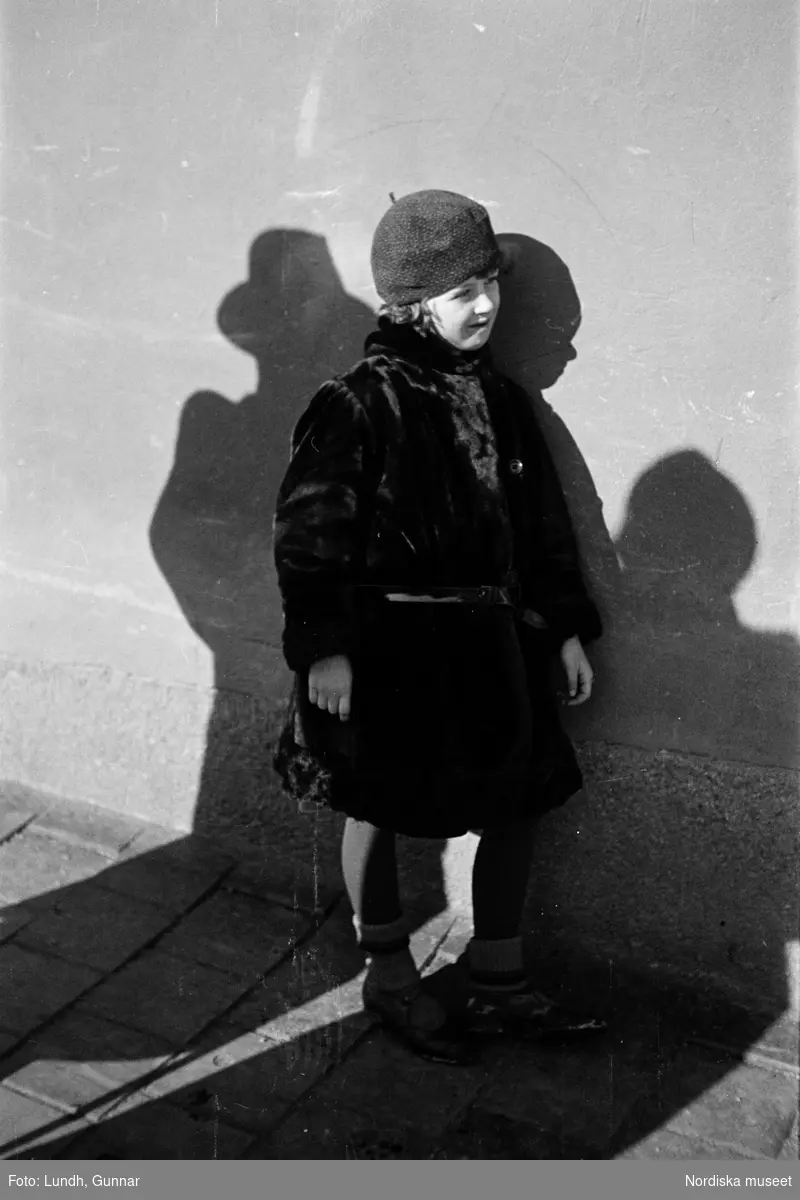 Motiv: Ulla-Britta, Astor, Alva:
Porträtt av en kvinna en man troligen Astor Lundh och ett barn.