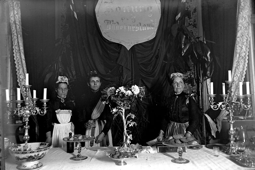 Muntra fruarne, tre kvinnor för "Konung och fädernesland", välgörenhetsförsäljning, Västmanland.