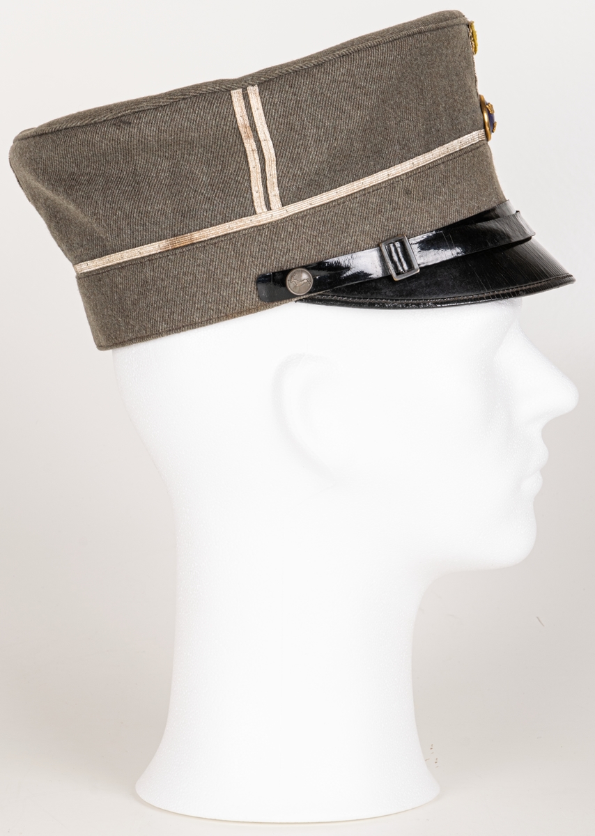 Uniformsmössa, modell/1923. För kapten. Med silversnoddar. I 14.