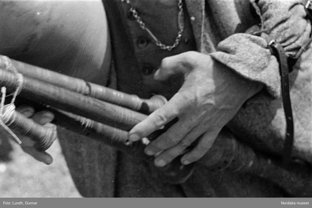 Motiv: Kullabygden; (ingen anteckning) ;
Detalj av byggnad, stenmur vid hus, vy med gata, människor på en pir, människor tittar på ett fartyg i bakgrunden, ett fartyg vid en kaj, porträtt av en kvinna som håller ett barn, en man håller en bur med en fågel, en man spelar säckpipa, en man spelar skalmeja.
Enligt uppgift från Bengt Edqvist 2018 kallas säckpipan zampogna och skalmejan ciaramella och papegojan drog ett slags lyckokort ur en kortlek.
