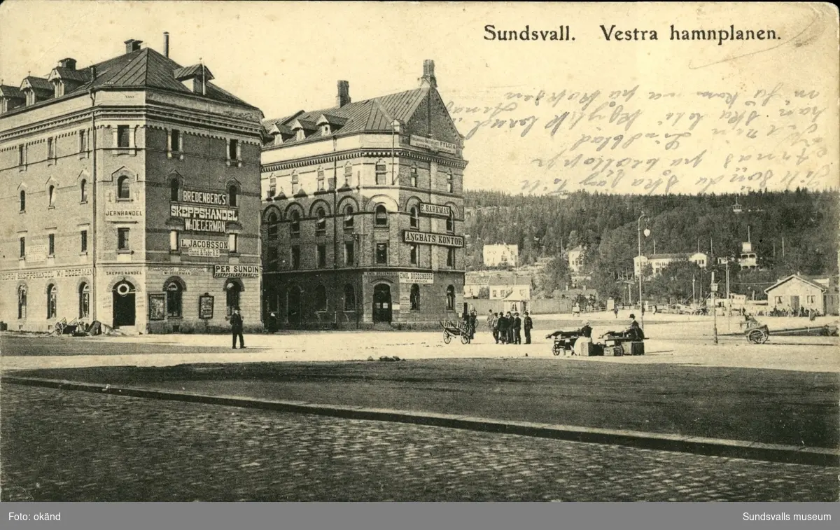 Vykort med motiv över Sjögatan och hamnmagasinen i Sundsvall.