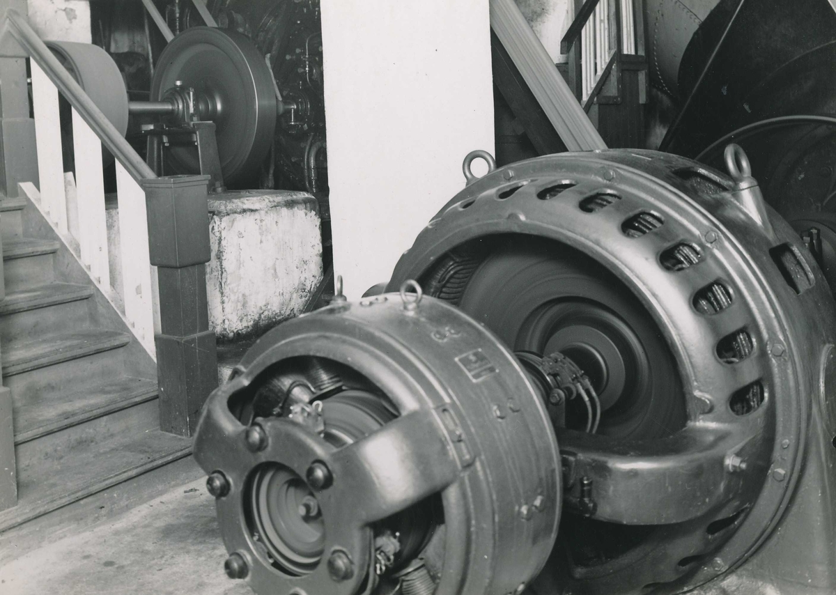 Generator koblet til driftsturbin i turbinrommet i det gamle tresliperiet. 
