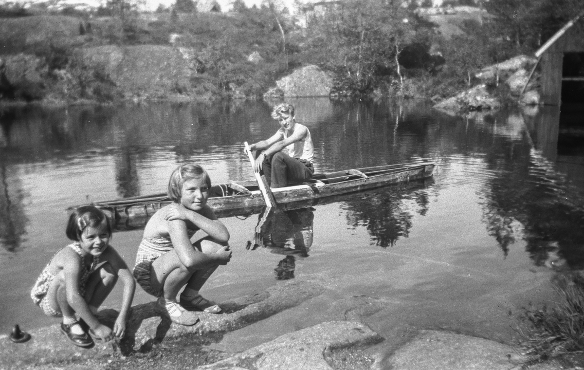Ottar Christensen i kano på Løyningsvatnet, Helga Christensen og Berit Johannesen berget.