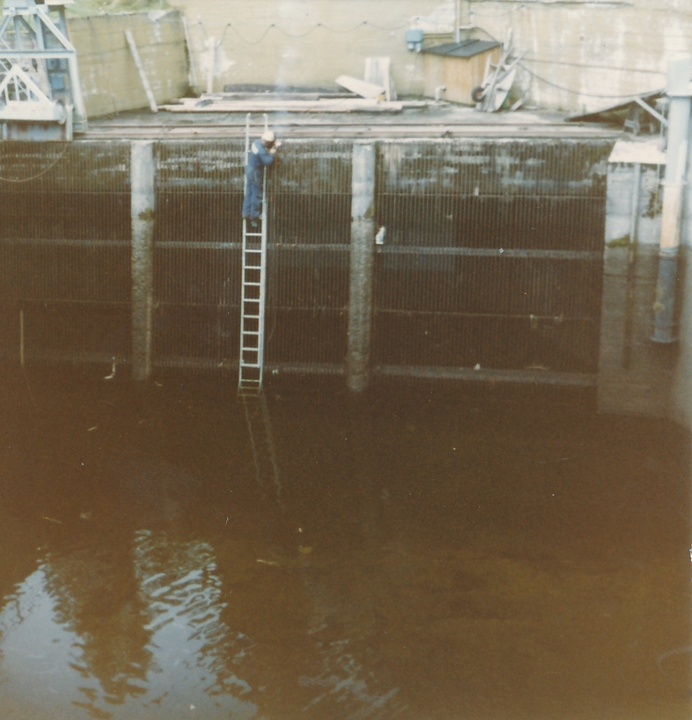 Reparasjon av varegrind til vanninntaket for kraftstasjonene på Kistefos