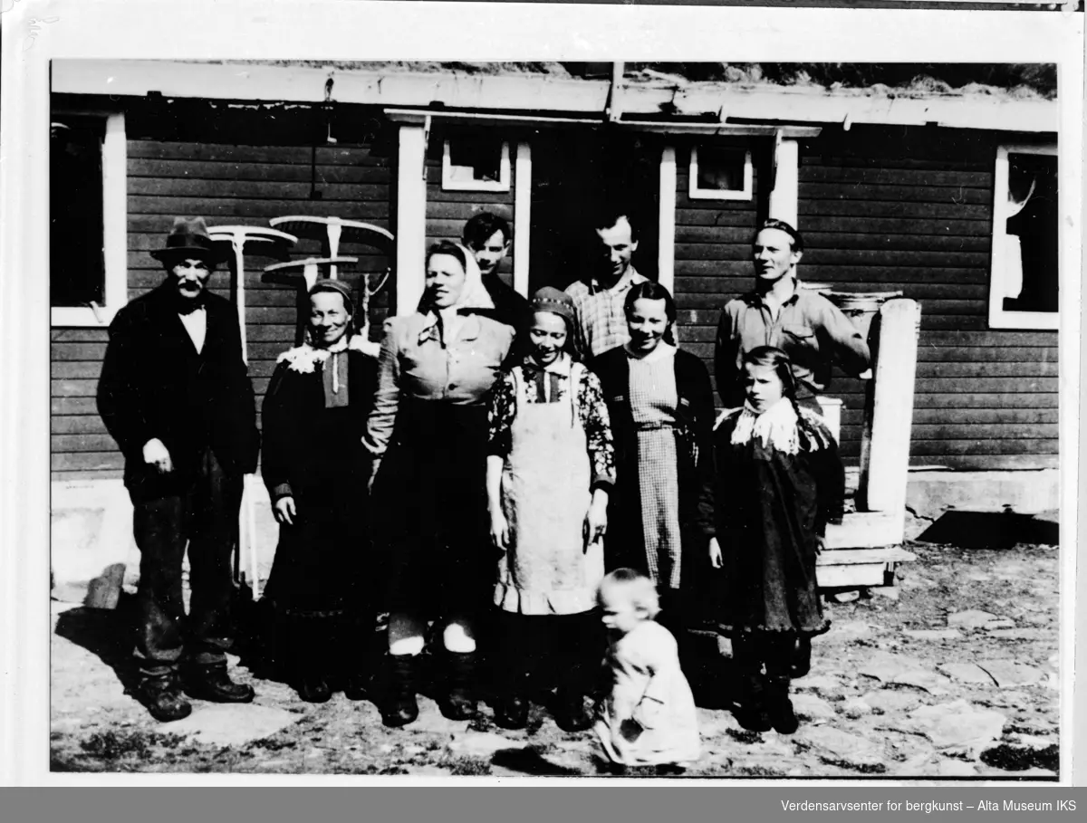 Gruppebilde av oppsitterfamilien Oskar Eriksen på Joatka fjellstue.