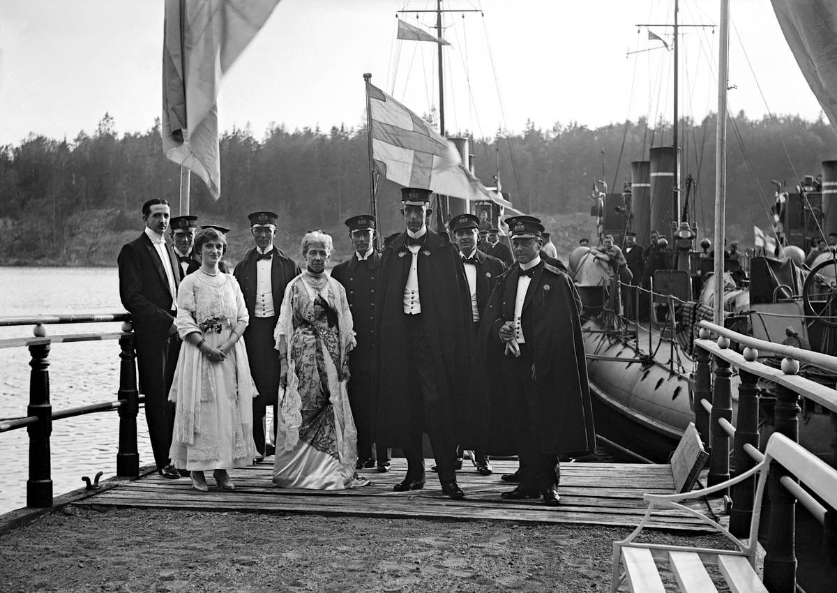 Prins Wilhelm besöker Thorönsborg i samband med dennes manöver i östgötska skärgården 1915. Vid den reslige prinsens högra sida ses godsets ägarinna Ebba Mörner.