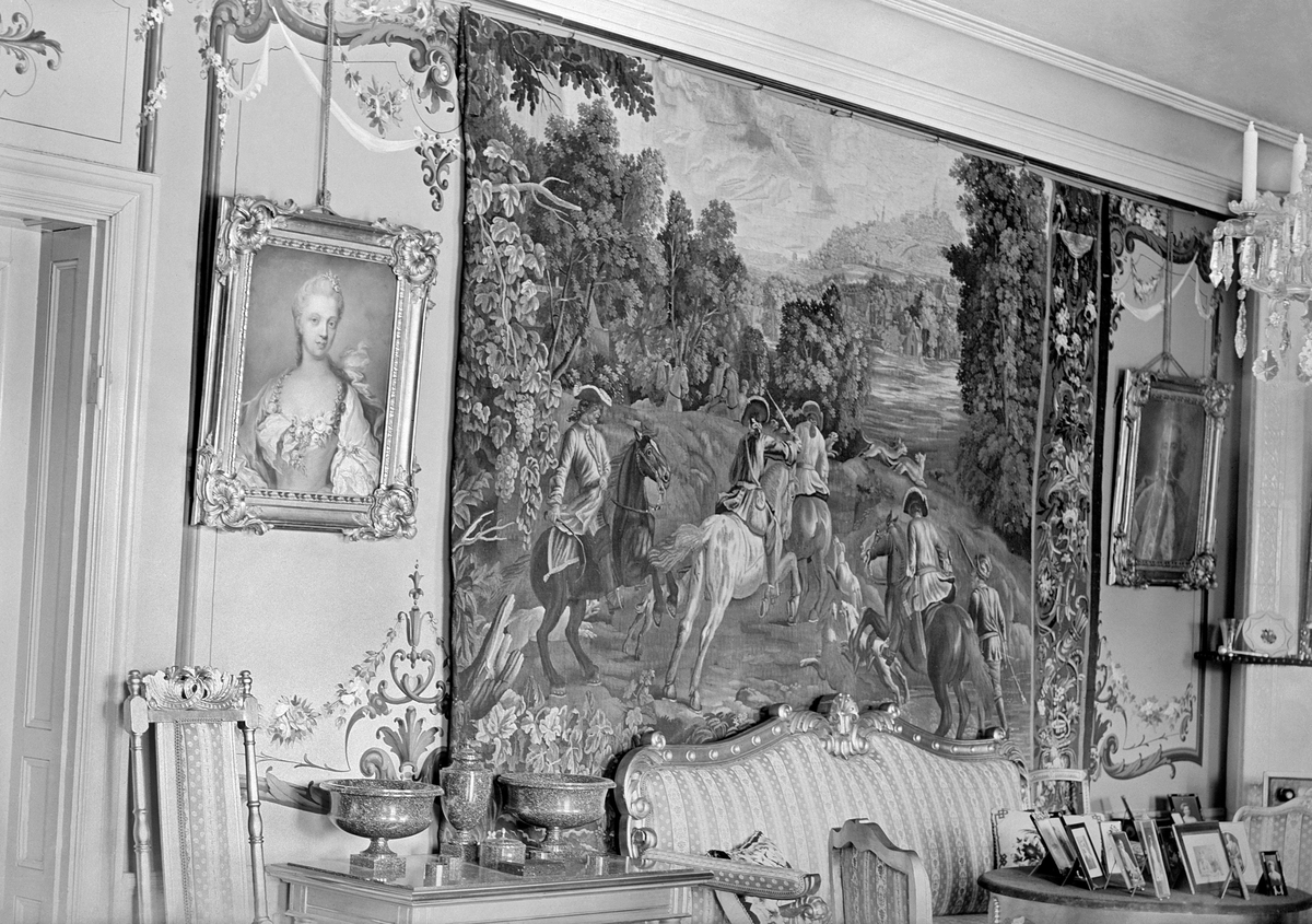 Interiör från Herrborum i Sankt Anna. Bilden visar del av salongen med möbelgrupp i rokoko.