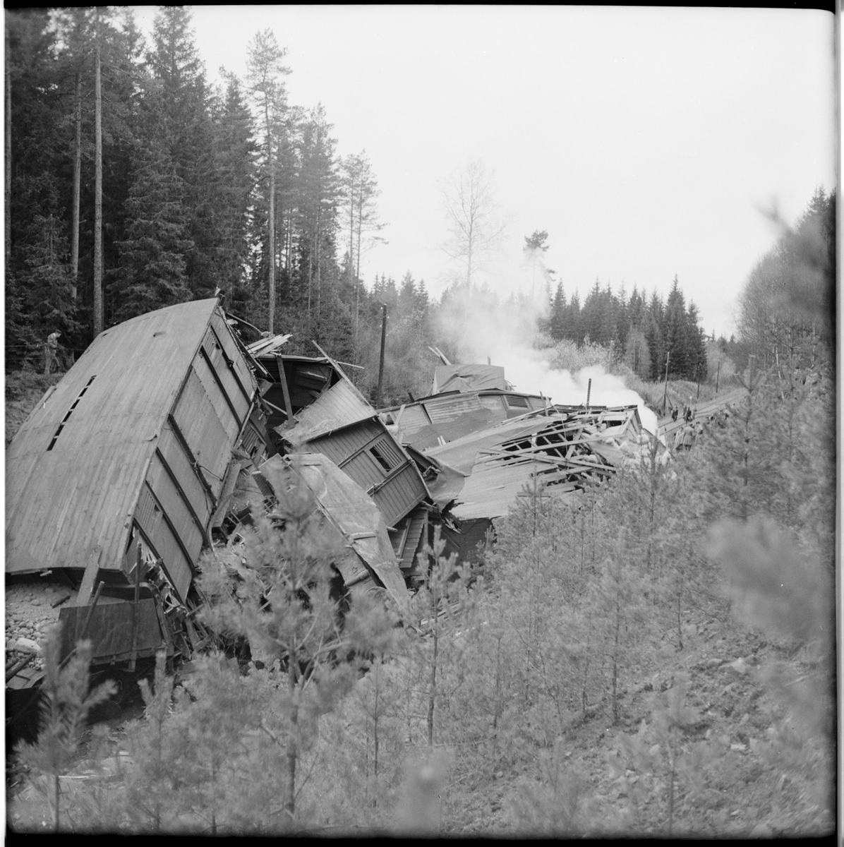Urspårning med Statens Järnvägar, SJ B5 888, godsvagnar i en hög av spillror.