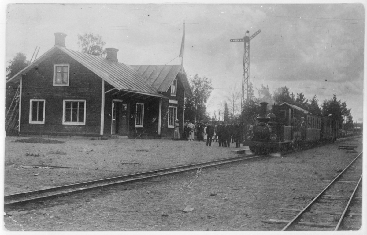 Yxnanäs station med tåg mot Älmeboda.