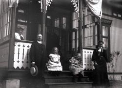 Medlemmer av familien Rydgren på verandaen tilhørende bestyr