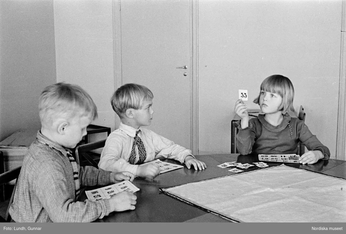 Motiv: H.S.B.s lekstuga på Skeppargat. (gärdet) (Skeppargatan) (HSB);
Vy över odling med drivbänkar, barn och vuxna på en lekplats, exteriör av hyreshus, barn leker vid ett bord och får instruktioner av en kvinna, barn håller i en modellbåt, ett barn sitter på en gunghäst.

Motiv: H.S.B.s lekstuga på Skeppargat. (gärdet) (Skeppargatan) (HSB);
En kvinna håller upp en texkning för en grupp barn.
