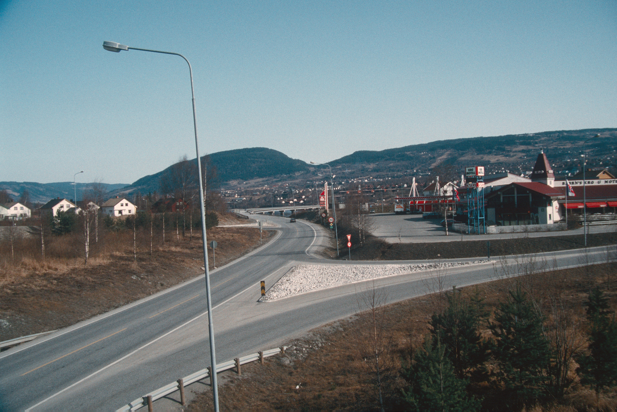 Lillehammer.  Vingneskrysset med E6 i forgrunnen til venstre.  Bjørn's Kro til høyre.  Krysset ble utbedret blant annet med akselerasjonsfelt for kjøring inn på E6.  Sett mot nord.
