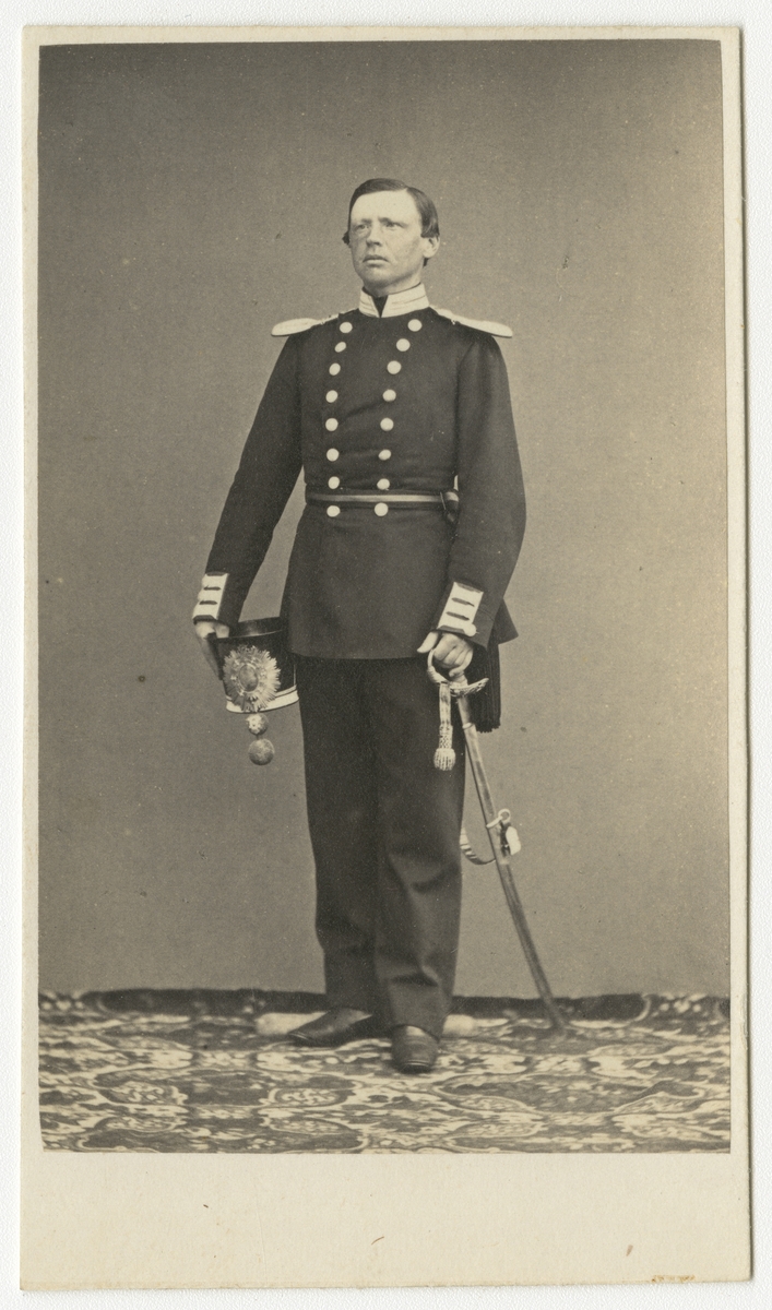Porträtt av Adolf Fredrik Christian af Klercker, underlöjtnant vid Andra livgrenadjärregementet I 5.

Se även bild AMA.0001881, AMA.0001973 och AMA.0009604.
