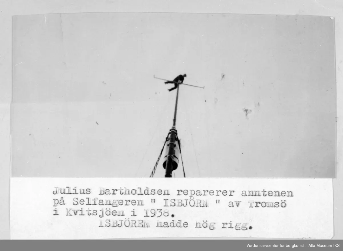 Julius Bartholdsen reparerer antenne på selfangeren ''Isbjørn'' i Kvitsjøen.