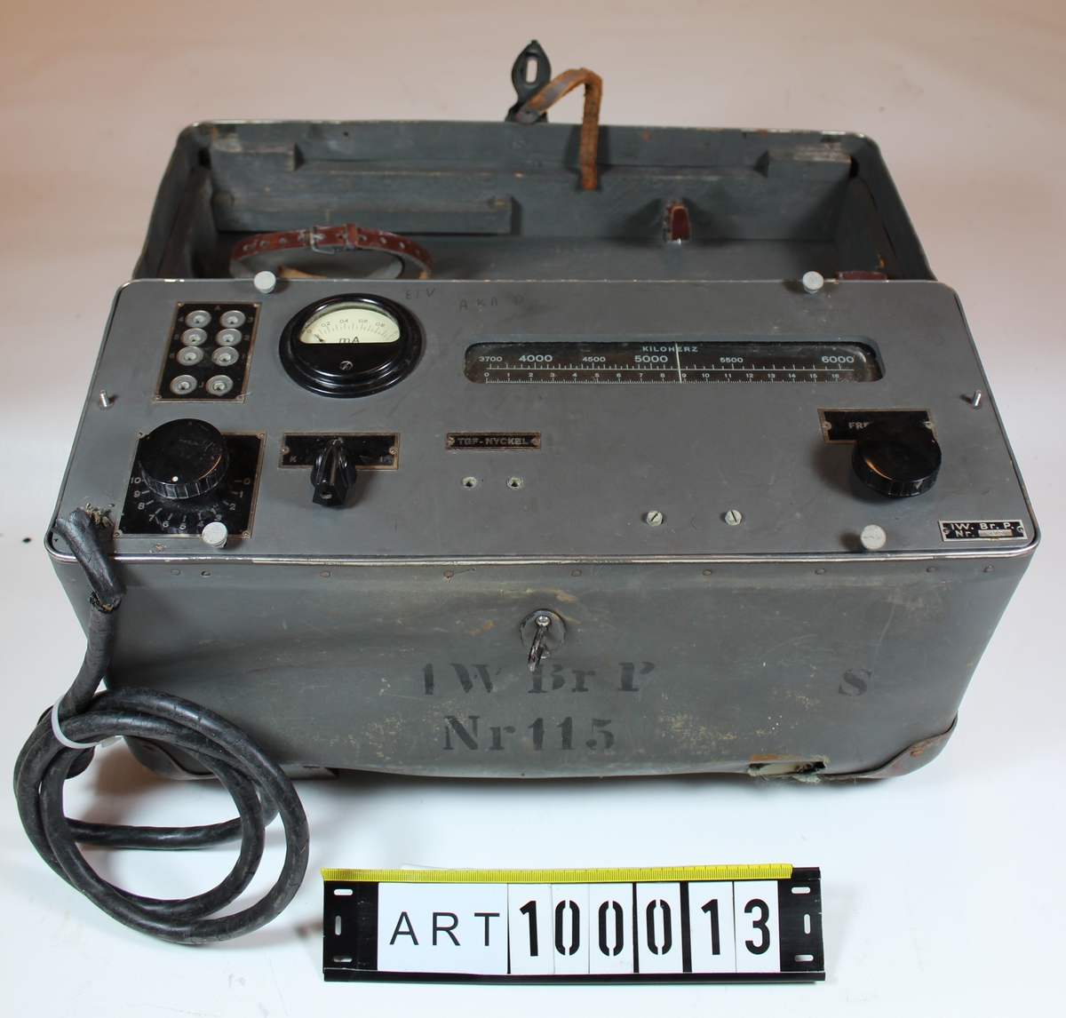 1.	watts bärbar provisorisk radiostation (1 W Br P m/40)

Endast sändarenhet finns på Artillerimuseet.

Tekniska data:
Stationen transporterades på mes av arméns modell och bestod av tre bördor; sändarlåda, mottagarlåda och batterilåda.

Stationens sändare var utförd för telegrafering utan ton, mottagaren för telegrafering och telefonering.

Sändarens frekvensområde var 3700-6000 kHz. Antenneffekten ca 0,5 W.

Mottagarens frekvensområde var 510-1550 kHz, 1500-4000 kHz och 3500-10000 kHz.

Batterilådan bestod av två torrbatterier A63 för anodspänning och en ackumulator D 18 för glödström

Antennen utgjordes av 3 st likadana linor, (en antennlina och två motviktslinor) och kunde anordnas som markantenn eller kastantenn

Stationen finns beskriven i:
Instruktion för 1 watts bärbar provisorisk radiostation (1 W Br P m/40)
Februari 1942

KATD beställde 1941-05-21 av Gylling & Co 200 st radiostationer typ Centrum H1 till ett pris av 129.000:-


Underlag till ”beskrivning” är i huvudsak hämtat ur Försvarets Historiska Telesamlingar
Armén, sammanställning över arméns lätta radiostationer under 1900-talet av
Sven Bertilsson och Thomas Hörstedt (Grön radio).
