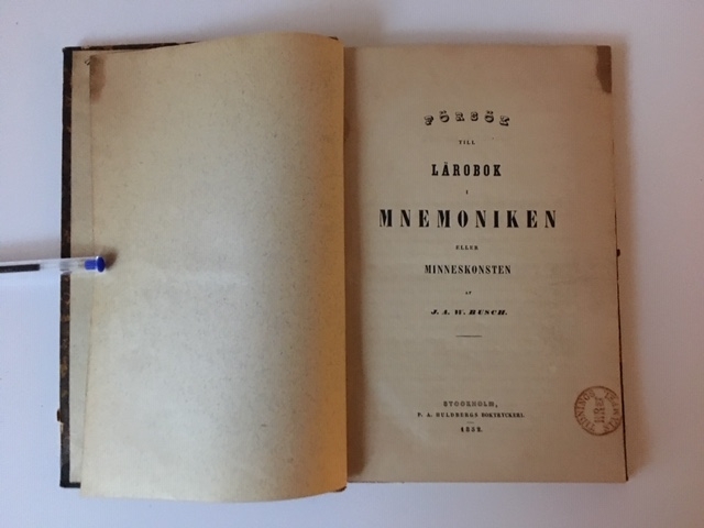 Tunn bok med ryggtitel: "Busch Mnemoniken". På titelsidan: "Försök till lärbok i Mnemoniken eller minneskonsten af J. A. W. Busch." Utgiven 1852.
Enstaka marginalmarkeringar. Trasig rygg.