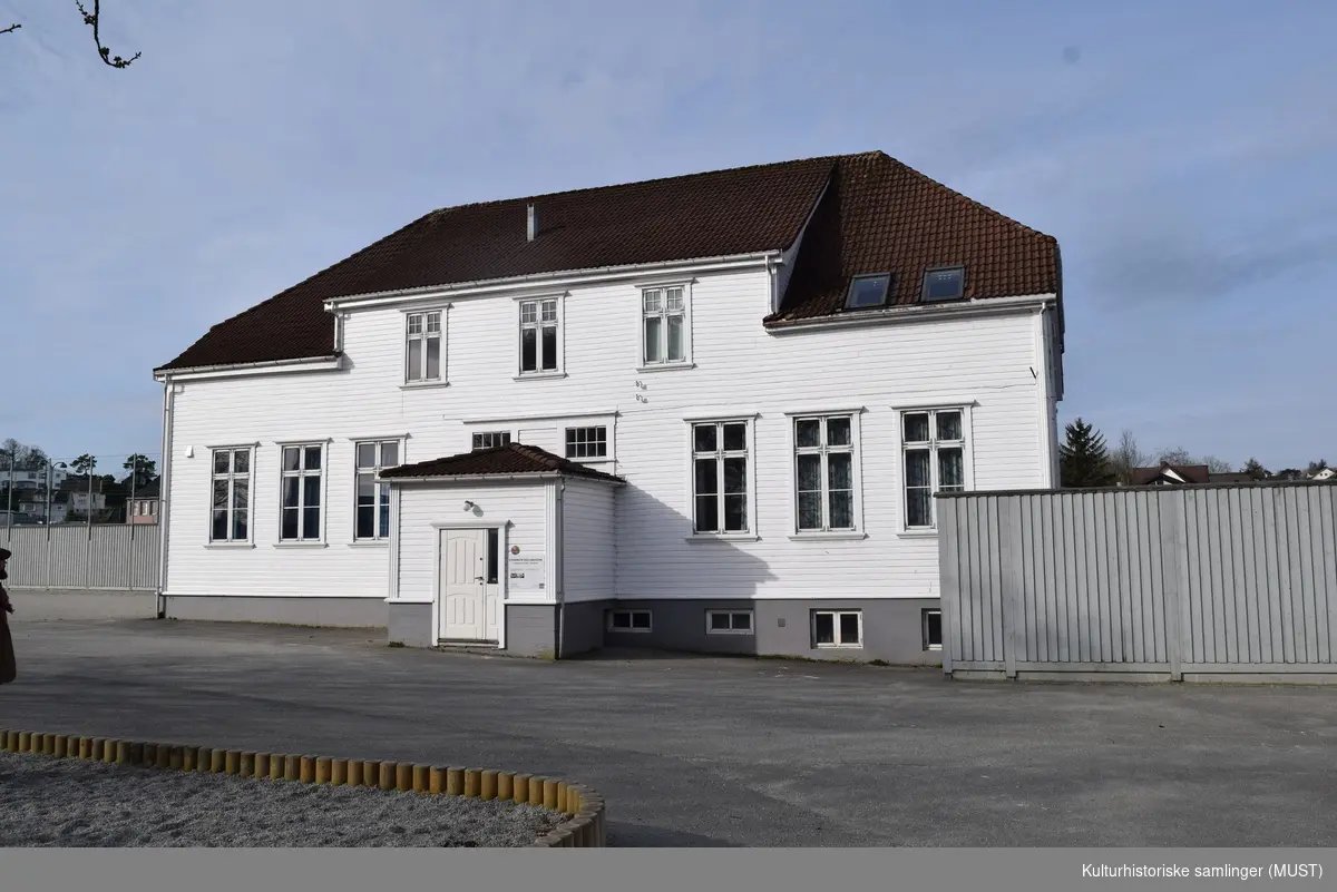 Stavanger skolemuseum er en del av Museum Stavanger (MUST), og er lokalisert på gamle Kvaleberg skole i Stavanger. Museet dokumenterer og formidler utviklingen av grunnskolen i Rogaland fra 1700-tallet fram til i dag, og har gjenstander fra hele perioden. Noen av disse gjenstandene vises i en omgangsskolestue og i klasserom fra 1920-tallet og 1960-tallet. Elevarbeid fra sløyd, håndarbeid og tegning er stilt ut i et formingsrom, og deler av den rikholdige boksamlingen blir vist på skolemuseets bibliotek.

Stavanger skolemuseum ble etablert i 1925 under navnet Sør- og Vestlandske skolemuseum.