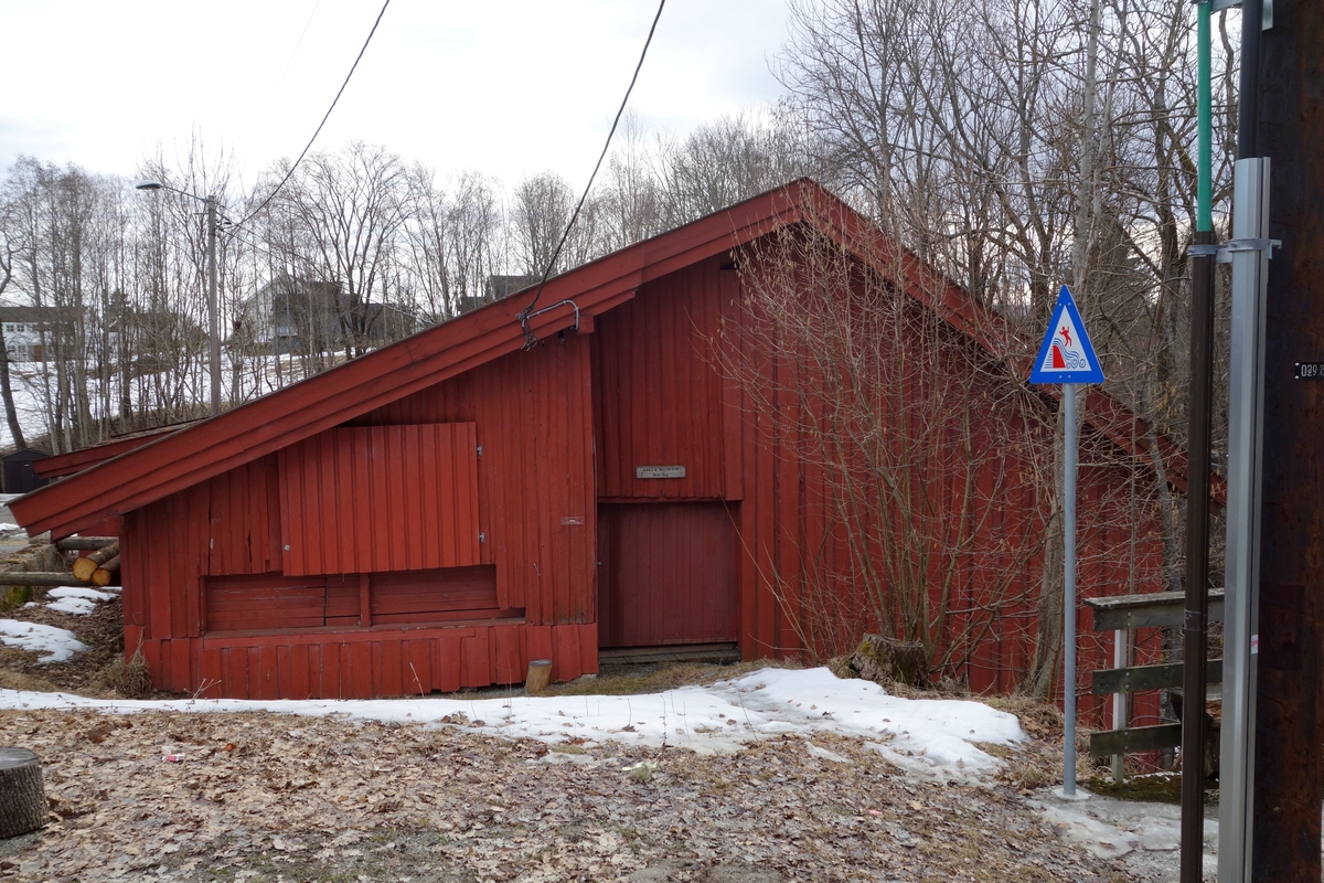 Saghus fra ca. 1860. Sag på stedet fra 1600-tallet. Tilhørt Sem gård. Asker kommune overtok driften i 1919. Del av Asker museum fra 1985.