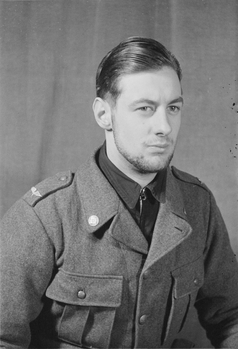 Porträttfoto av soldat Kjell Roland Sundberg (nummer 915), bilförare Posio vid F 19, Svenska frivilligkåren i Finland under finska vinterkriget, 1940.